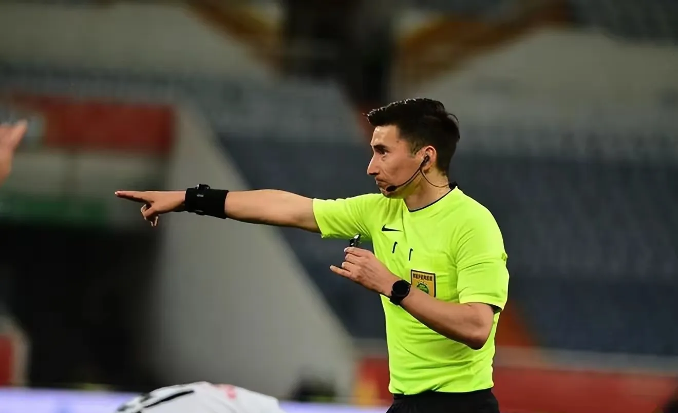 清晨阿贾克斯防线松动——足总杯节点到来；球迷炸锅；赛季目标并未改变的简单介绍